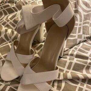 Elegant White Women's Heels- NWOT- sz 7.5 (39)